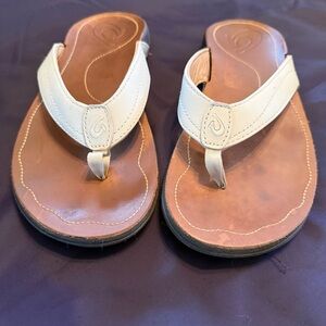 OluKai Women’s Kumu White Leather Sandals-Size 9W